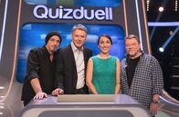 Quizduell – Moderator Jörg Pilawa (M.) mit den Kandidaten des Teams "Wortwitz": Jürgen von der Lippe (r.), Entertainer und Torsten Sträter (l.), Kabarettist - sowie der Teamkapitänin Team "Deutschland": Jacey Bingler (2.v.r.), Pressesprecherin aus Berlin.