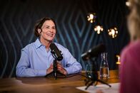 Die Gruaberin – Rita Gabler (l.) und Monika Gruber während ServusTVs „Die Gruaberin - Vodcast“ in Salzburg, Österreich am 23. April, 2025.
