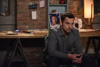 New Girl – Um zu entscheiden, ob er noch mit Reagan zusammen sein will, sucht Nick (Jake Johnson) Rat bei Aly, die ihm aber eigentlich gar nicht beraten will ...