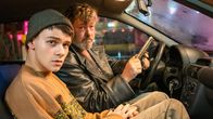 Tatort – Gefährlicher Auftrag für Matei (Bogdan Iancu, l.). Michael Lübke (Michael Thomas) sitzt mit im Auto.