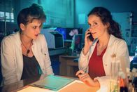 Die Inselärztin – Labortechnikerin Sarah (Sophie Pfenningstorf) hört Dr. Filipa Wagner (Anja Knauer) beim Telefonat mit Daniel zu.