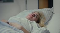 All In – Notfall: Bienchen (Lucy-Alena Wilke) liegt im Krankenhaus.