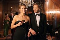 Castle – Colin Hunt (Brett Tucker ,r.), ein gutaussehender Detective Inspector von Scotland Yard, ermittelt zusammen mit Kate Beckett (Stana Katic, l.) undercover.
