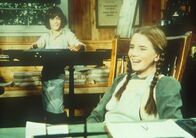 Unsere kleine Farm – Albert (Matthew Laborteaux, l.) und Laura (Melissa Gilbert, r.) haben einen Job in der Druckerei erhalten.