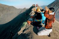 Vom Wesen der Vulkane – Als Zeichen des Dankes geben die Tengger Opfergaben an den Vulkan zurück. Die Opfergaben werden direkt in den rauchenden Krater des Bromo geworfen.