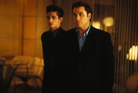 The Punisher – Howard Saint (John Travolta, r.)
