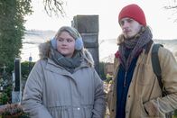 Der Alte – Nina Badali (Greta Sarau) und Lasse Fischer (Peer-Robin Hagel), die Freunde des Opfers, geben Auskunft zu ihren Alibis.