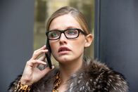 The Bank Hacker – Ada (Ella-June Henrard) versucht, an die Beschäftigten der Bank heranzukommen, indem sie sich als Mitarbeiterin einer Baufirma ausgibt.