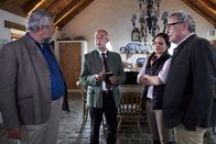 Die Rosenheim-Cops – Dr. Edmund Siegl (Franz Froschauer, r.), der Vater des Mordopfers, und dessen Ehefrau Gabriele Siegl Elisabeth Lanz, 2.v.r.), die Stiefmutter des Toten, werden von Kommissar Stadler (Dieter Fischer, l.) und Polizeidirektor Achtziger (Alexander Duda, 2.v.l.) darüber informiert, dass es sich bei dem Satteldieb um ihren Sohn handeln soll.