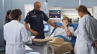 Grey's Anatomy – Schlechte Nachrichten: Jake Borelli als Dr. Levi Schmitt, Jaina Lee Ortiz als Andy Herrara, Boris Kodjoe als Robert Sullivan, Brett Tucker als Lucas Ripley, Kevin McKidd als Dr. Owen Hunt