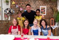 Schmatzo - Kochen mit WOW – Was kann man eigentlich alles mit Datteln machen? Alex Kumptner zeigt den Koch-Kids süße aber auch salzige Leckereien.