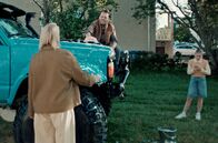 The Danish Woman – Als Magnus (Björn Thors, Mi.) seinen Geländewagen mit chemischen Mitteln im Garten wäscht, bekommt er von Ditte (Trine Dyrholm, li.) eine Standpauke – direkt vor seiner Tochter Maja (Kolbrún Helga Friðriksdóttir, re.).
