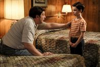 Young Sheldon – Wird es George (Lance Barber, l.) tatsächlich gelingen, sein Verhältnis zu Sheldon (Iain Armitage, r.) ausgerechnet mit einem Ausflug zu verbessern?