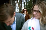 Sturm der Liebe – Constanze (Sophia Schiller, M.) bemerkt die verliebten Blicke, die Josie (Lena Conzendorf, r.) Paul (Sandro Kirtzel, l.) zuwirft.