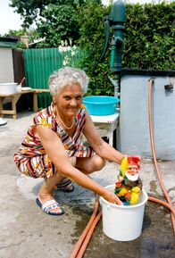 Alltagsgeschichte – Josefine Parzer beim wöchentlichen Gartenzwerge waschen.