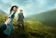 Outlander – Plakatmotiv zur Serie 'Outlander' mit Claire Randall (Caitriona Balfe) und Jamie (Sam Heughan).