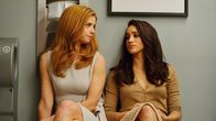 Suits – Donna (Sarah Rafferty, l.) versucht, Rachel (Meghan Markle, l.) Trost zu spenden, deren Verlobter wegen Betrugs verhaftet wurde. Statt eines glücklichen Ehelebens scheint das Verbüßen einer Haftstrafe dessen Zukunft zu sein.
