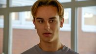Rote Rosen – Tills Vater organisert für Till (Francesco Oscar Schramm) einen Platz auf dem "Zweite-Chance-Schiff". Alle sind erleichtert - und Till will den Platz auf dem Schiff sofort antreten.
