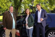 Die Rosenheim-Cops – Felizitas Schnell (Lucy Scherer, M.) bringt die Kommissare (Joseph Hannesschläger, l.; Igor Jeftic, r.) auf eine interessante Spur.
