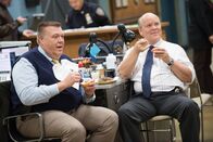 Brooklyn Nine-Nine – Scully (Joel McKinnon Miller, l.); Hitchcock (Dirk Blocker, r.)