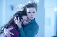 Possession - Das Dunkle in dir – Stephanie (Kyra Sedgwick, r.) und Hannah (Madison Davenport, l.) stehen vor einem Rätsel: Was lässt die kleine Em derartig ausrasten, dass das Leben aller Familienmitglieder gefährdet ist?