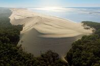 Strände Europas – Einzigartig in Europa: Die gewaltigen Sandmassen der Dune du Pilat sind an drei Seiten von Wäldern umgeben.