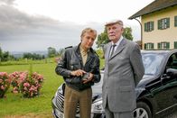 Die Rosenheim-Cops – Polizist Michi Mohr (Max Müller, li.) befragt Chauffeur Walter Zengler (Elert Bode, re.) nach seinen Beobachtungen am Tatort.