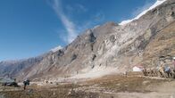 Im Angesicht der Katastrophe – Eine weite Aufnahme des Langtang-Tals zeigt die "Narbe" der Lawine, die nun das Dorf Langtang bedeckt. (National Geographic/Steve Organ)