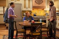 Two and a Half Men – Der Milliardär Walden Schmidt (Ashton Kutcher, r.) hat Charlies Haus gekauft und hat nun einige Veränderungen vor. Berta (Conchata Ferrell, M.) und Alan (Jon Cryer, l.) sind überrascht ...