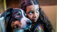 Die Pfefferkörner – Amy und Hund Pepper verstecken sich und lauschen.