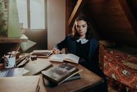 Triff... – Anne Frank (Katharina Kron) schreibt in ihr geliebtes Tagebuch.