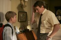 Malcolm mittendrin – Können nicht verstehen was mit Lois los ist: Dewey (Erik Per Sullivan, l.) und Hal (Bryan Cranston, r.) ...