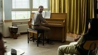 Almania – Stimpel (Phil Laude) versucht, deutsches Liedgut an seine Klasse heranzutragen. Allerdings ohne durchschlagenden Erfolg.
