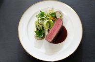 Kochs anders – Spitzenkoch Ali Güngörmüs heutiges Hauptgericht: Rinderfilet aus dem Gewürz-Kaffe-Sud und Bratkartoffel-Salat mit Sieben-Kräuter-Dressing