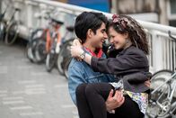 Blinded by the Light – Erste Liebe: Viveik Kalra als Javed, Nell Williams als Eliza