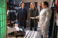 SOKO Potsdam – Tamara Meurer (Anja Pahl, M.) und Pauline Hobrecht (Agnes Decker, l.) sind gemeinsam mit Spusi Jutta (Gabriele Völsch, r.) am Tatort. Sie haben die vermutliche Tatwaffe im Koffer des Au-Pairs gefunden.