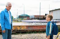 Die Rückkehr – Als Maurice (Gene Bervoets) auf seinen Enkelsohn Jasper (Lennard Corne) trifft, ist er mehr als überrascht: Die beiden können sich sehen und hören.
