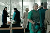 The Danish Woman – Als Putzfrau verkleidet vergiftet Ditte (Trine Dyrholm, 4.v.l.) das Essen in der Kantine der Einwanderungsbehörde mit Salmonellen.