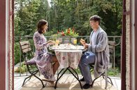 Sturm der Liebe – Bei einem Frühstück auf dem Balkon kann Eva (Uta Kargel, l.) Robert (Lorenzo Patané, r.) ein bisschen von seinen Sorgen ablenken.