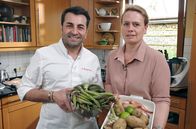 Kochs anders – Gaby Nadler hat den Münchner Spitzenkoch Ali Güngörmüs in ihr Zuhause nach Guxhagen eingeladen.