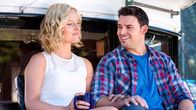 Cedar Cove – Justine (Sarah Smyth, li) und Luke (Jesse Hutch, re) sprechen ueber ihre jeweiligen Zukunftsplaene