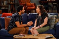 Call Me Kat – Oscar (Christopher Rivas, l.); Kat (Mayim Bialik, r.)