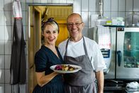 Silvia kocht – Silvia Schneider mit Gottfried Koller (Landhaus Koller in Gosau am Dachstein): „Marinierter Seesaibling mit Senfkaviar“ und „Rehragout mit gebackenen Knödeln und Rotkraut“.