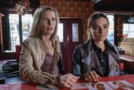 SOKO Hamburg – Franzi Berger (Paula Schramm, r.) und Lena Testorp (Anna von Haebler, l.) befragen die Bedienung im "Dicken Dackel“.