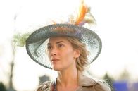 Die Gärtnerin von Versailles – Sabine (Kate Winslet) fällt durch ihre selbstbewusste Lebensweise auf.
