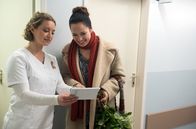 Rote Rosen – Sara (Antonia Jungwirth, l.) teilt ihre Freude über die Schwangerschaft mit Tina (Katja Frenzel, r.).