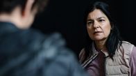 Asbest – Jameel Kaval (Shadi Eck) diskutiert mit seiner Mutter Amira (Jasmin Tabatabai, re.) über Geld für eine Klassenfahrt.