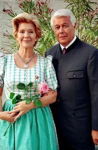 Hofrat Geiger – Marianne Mühlhuber (Christiane Hörbiger), Hofrat Dr. Martin Geiger (Peter Weck).