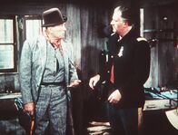 Der Teufelshauptmann – L-R: Top Sgt. Quincannon (Victor McLaglen), Capt. Nathan Cutting Brittles (John Wayne)