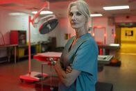 Suspect – Gerichtsmedizinerin Jackie (Joely Richardson) hat die Leiche einer jungen Frau untersucht, die ihrer Diagnose nach Suizid beging.